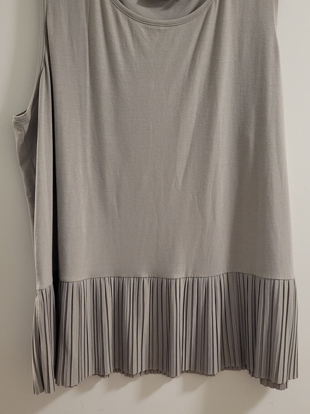 Apt. 9 Light Gray Sleeveless Top with Pleated Hem Size 3x